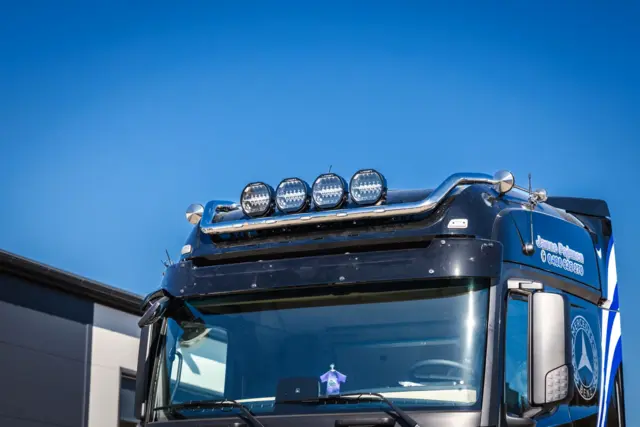 RST Basic V18 takbøyle m/6 9"-fester f/Mercedes-Benz Actros 2,5m BigSpace 