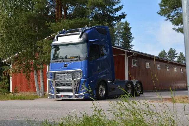 RST Freeway V37 frontbøyle m/6 9"-fester f/Volvo FH 21-> med lav fanger 