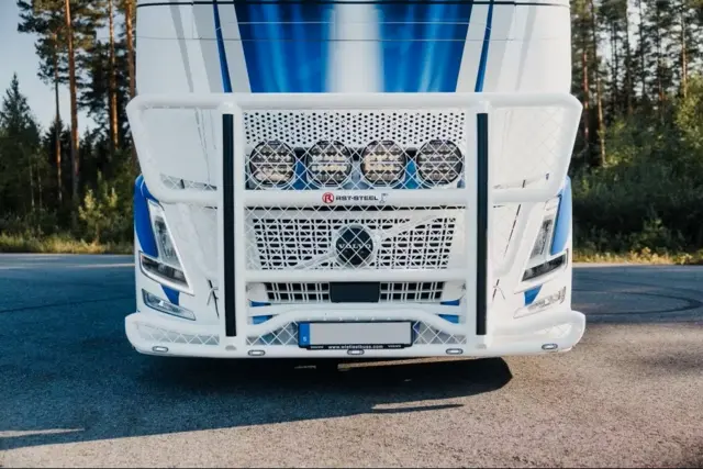 RST Freeway V57 frontbøyle m/6 9"-fester f/Volvo FH Aero 