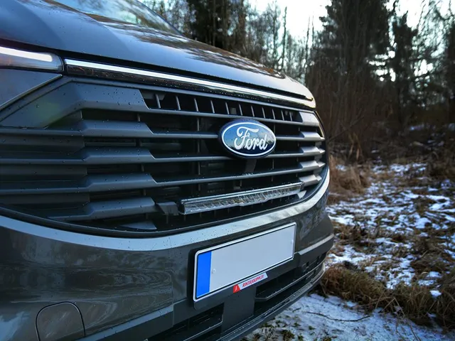 LAZER Ford Transit Custom 2024-> Grillkit med Glide Elite 52cm 