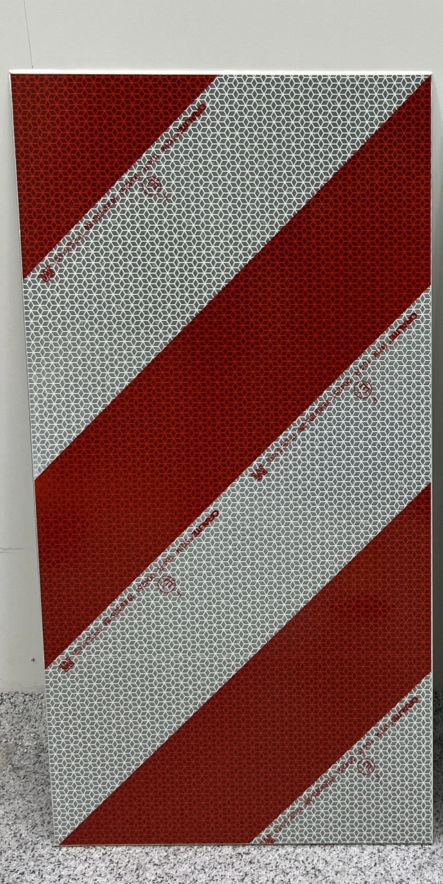 Skilt Breddemarkør venstre svensk type, 28x56cm 