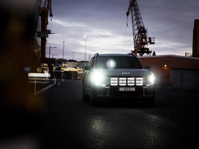 OZZ SQR 9" fjernlys Sort m/park- og varsellys 