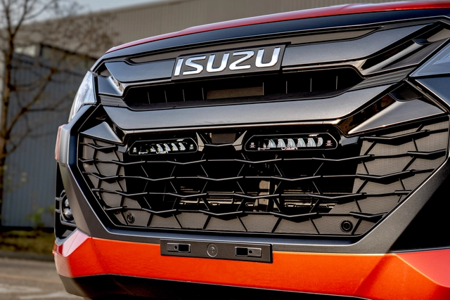 LAZER Isuzu D-MAX 2025-> Grillkit med 2 stk. Linear-6 Elite 
